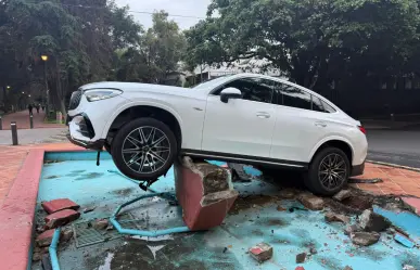 Camioneta de lujo "vuela" tras chocar contra fuente en Polanco; conductor se quedó dormido