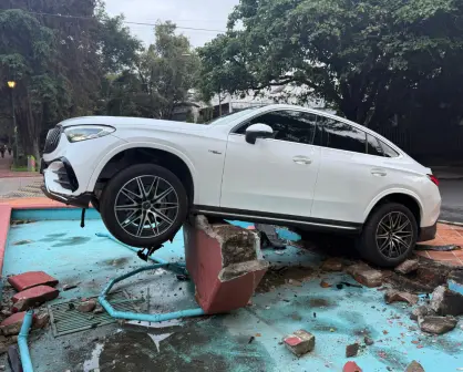 Camioneta de lujo "vuela" tras chocar contra fuente en Polanco; conductor se quedó dormido