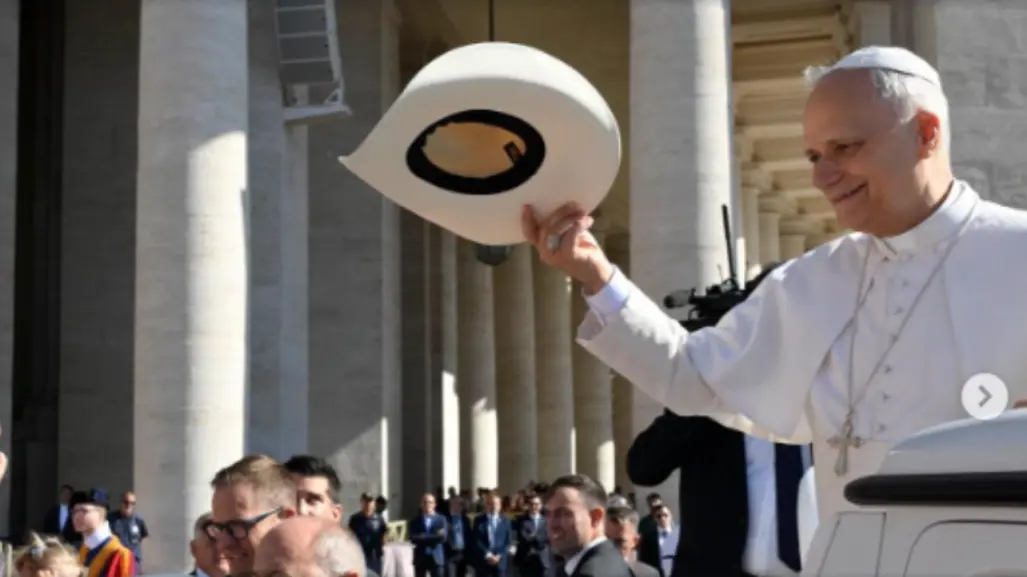 Joven regia sorprende al papa León XIV al regalarle un sombrero típico de Nuevo León