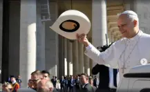 Joven regia sorprende al papa León XIV al regalarle un sombrero típico de Nuevo León