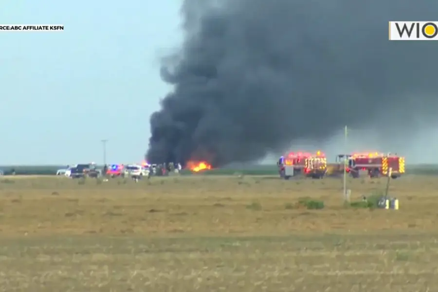 VIDEO | Avión caza se desploma durante práctica en California