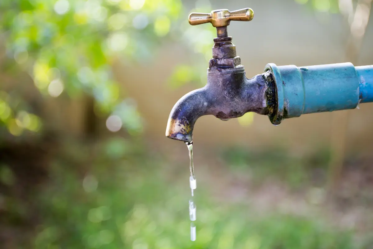 Llave con poco suministro de agua. Foto: Canva