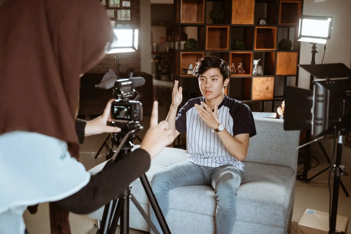 Joven hablando frente a una cámara Foto: Canva