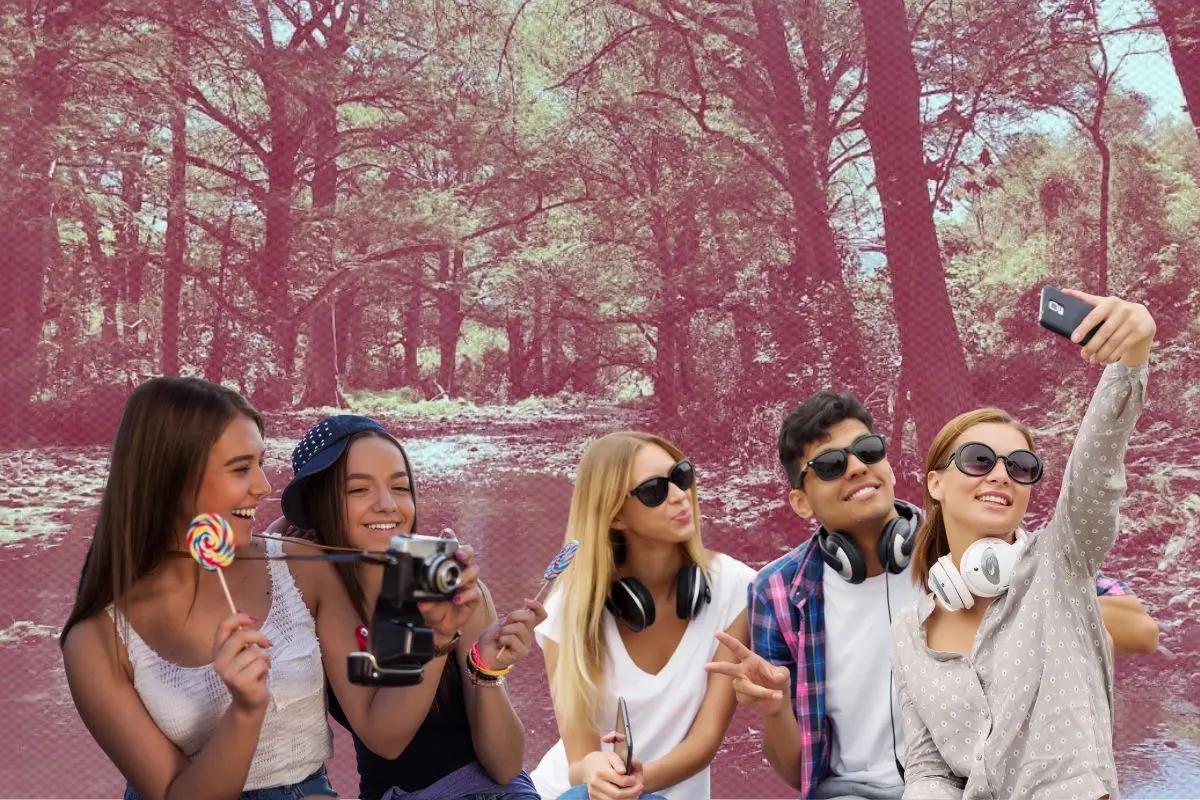 Amigos y pareja tomándose fotos Foto: Canva