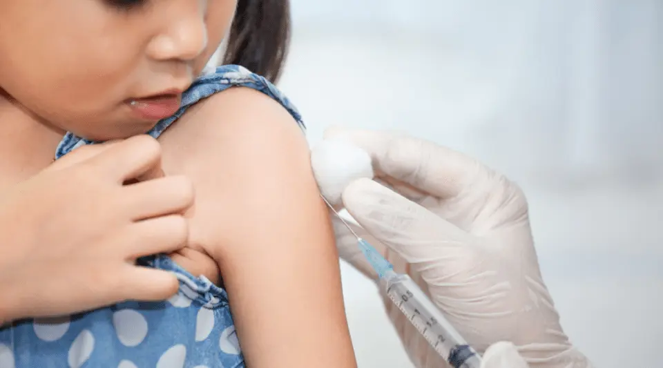 La campaña tiene como principal objetivo completar los esquemas de vacunación en la población infantil y reforzar las dosis en grupos vulnerables. Foto: Freepik
