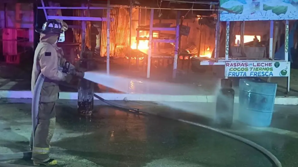 Fuerte incendio en dos locales consume mercancía en Playa Miramar