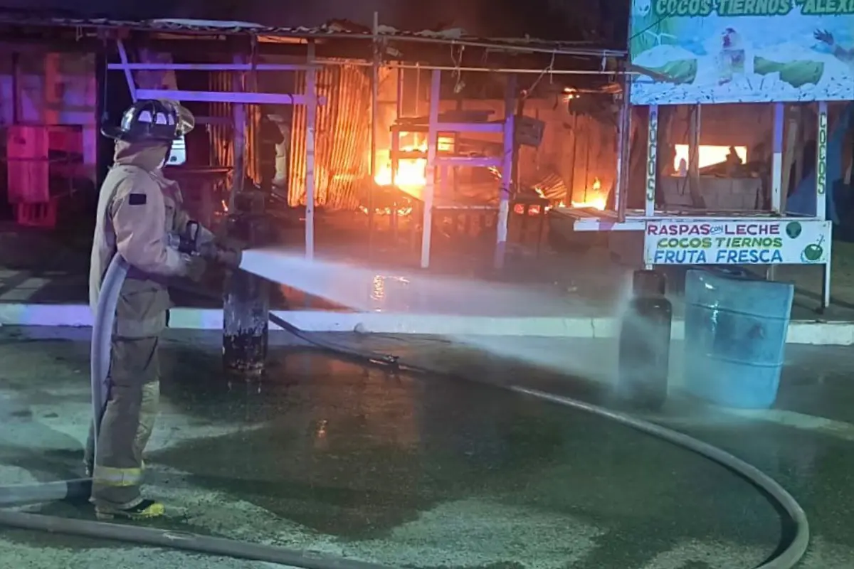 Un fuerte incendio registrado la madrugada de este miércoles afectó a dos locales ubicados junto a las emblemáticas letras monumentales de Playa Miramar de Ciudad Madero, Tamaulipas. Foto: Protección Civil