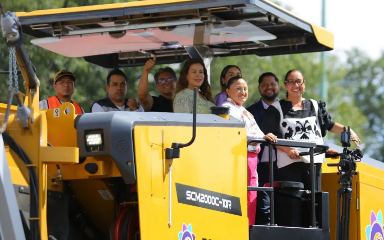 Maquinaria para repavimentar las calles del Edomex. Foto: FB/ Gobierno de Ecatepec de Morelos (Canva)