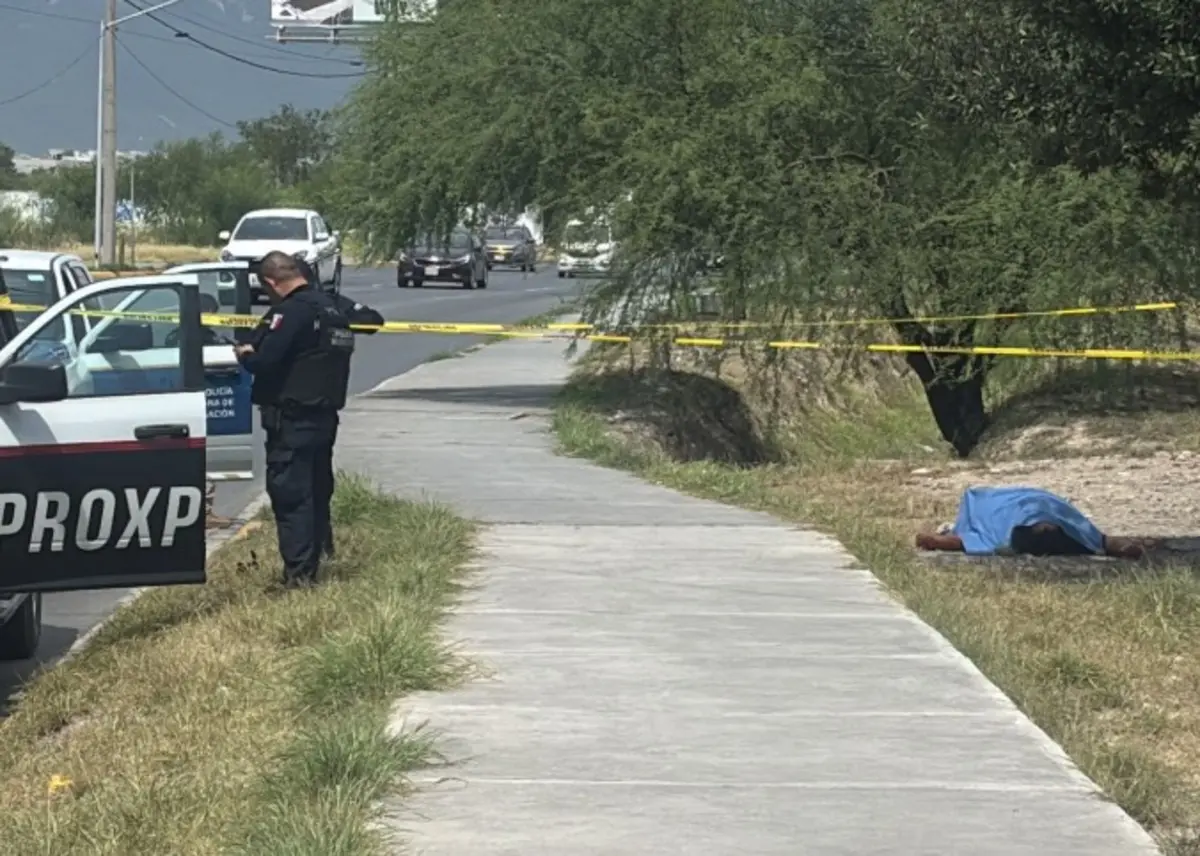 Según los primeros reportes, el chofer, sin motivo aparente, atacó con un cuchillo a dos compañeros que viajaban con él a bordo del camión recolector. Foto: Policía de Escobedo.