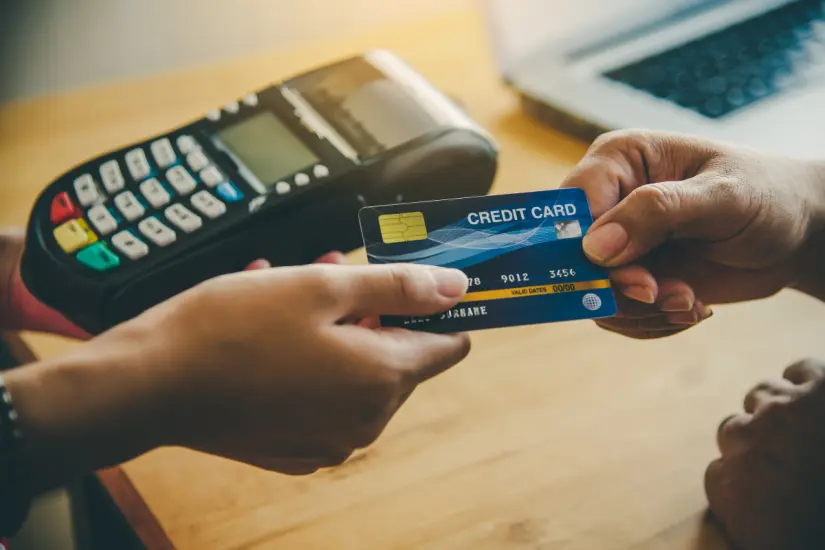 Conocer el procedimiento adecuado para denunciar comisiones bancarias es fundamental para todos los usuarios de tarjetas de crédito en México. Foto: Canva