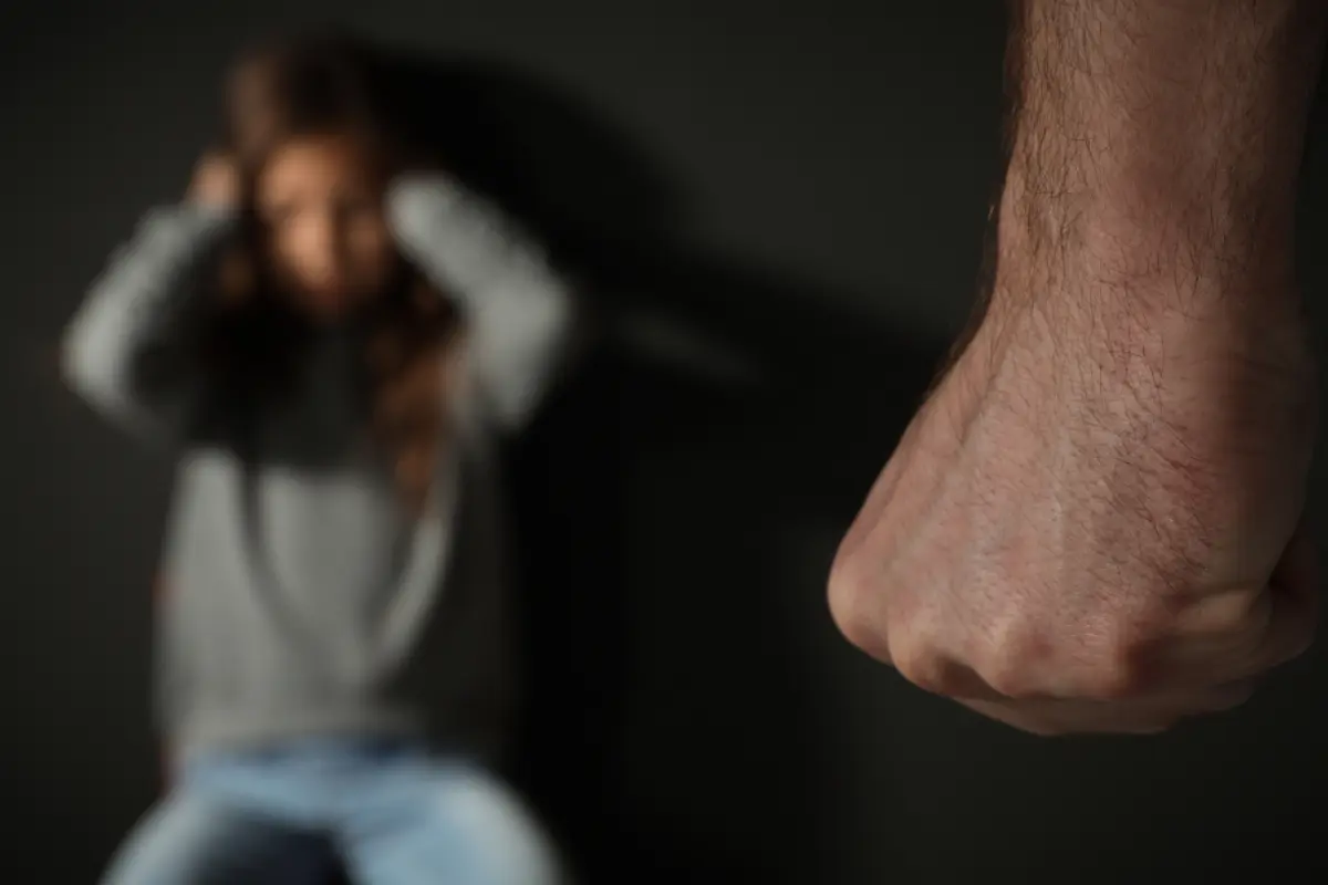 En un escenario de calentamiento de 2 °C, se estima que 40 millones de mujeres y niñas más podrían sufrir violencia de pareja al año hasta 2090. Foto: CANVA