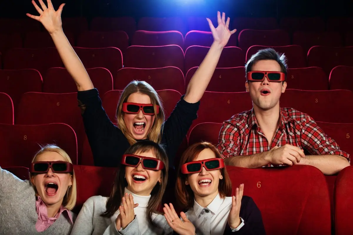 Amigos disfrutando del cine Foto: Canva