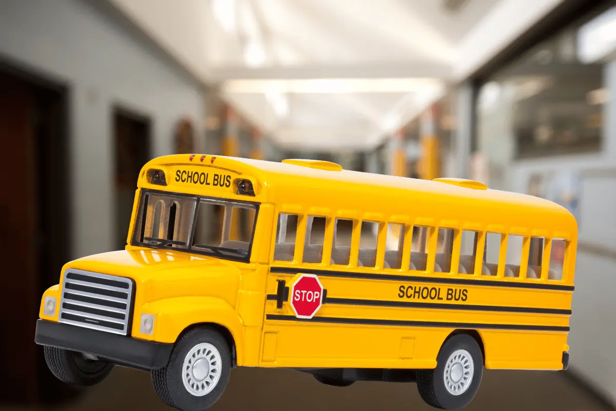 Para garantizar la seguridad de los estudiantes, las unidades de transporte son sometidas a inspecciones diarias, revisando frenos, luces y llantas. Foto: Canva.