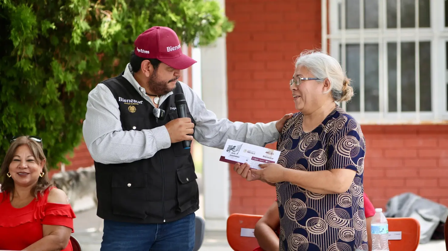 Entrega de tarjeta bienestar. Foto de Américo Villarreal.