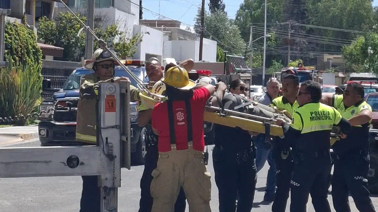 Cuerpos de rescate atendieron un accidente laboral en la ciudad de Durango. Foto: Cortesía.