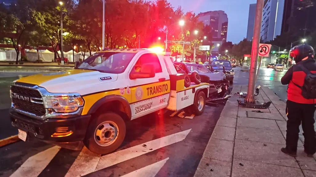 FOTOS | Choque en Paseo de la Reforma deja a conductor lesionado y su auto destrozado
