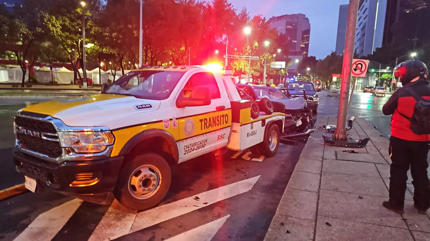 Policías de la CDMX atendieron un accidente automovilístico en Paseo de la Reforma. Foto: Ramón Ramírez