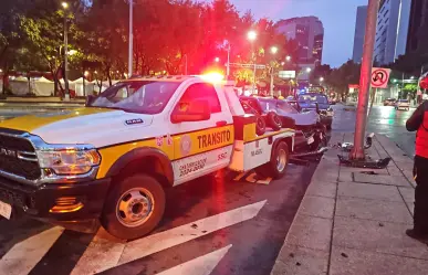 FOTOS | Choque en Paseo de la Reforma deja a conductor lesionado y su auto destrozado