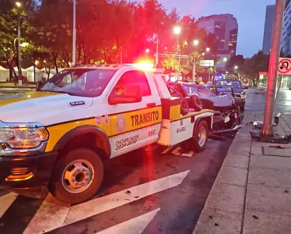 FOTOS | Choque en Paseo de la Reforma deja a conductor lesionado y su auto destrozado