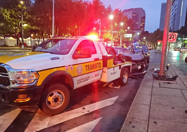 FOTOS | Choque en Paseo de la Reforma deja a conductor lesionado y su auto destrozado