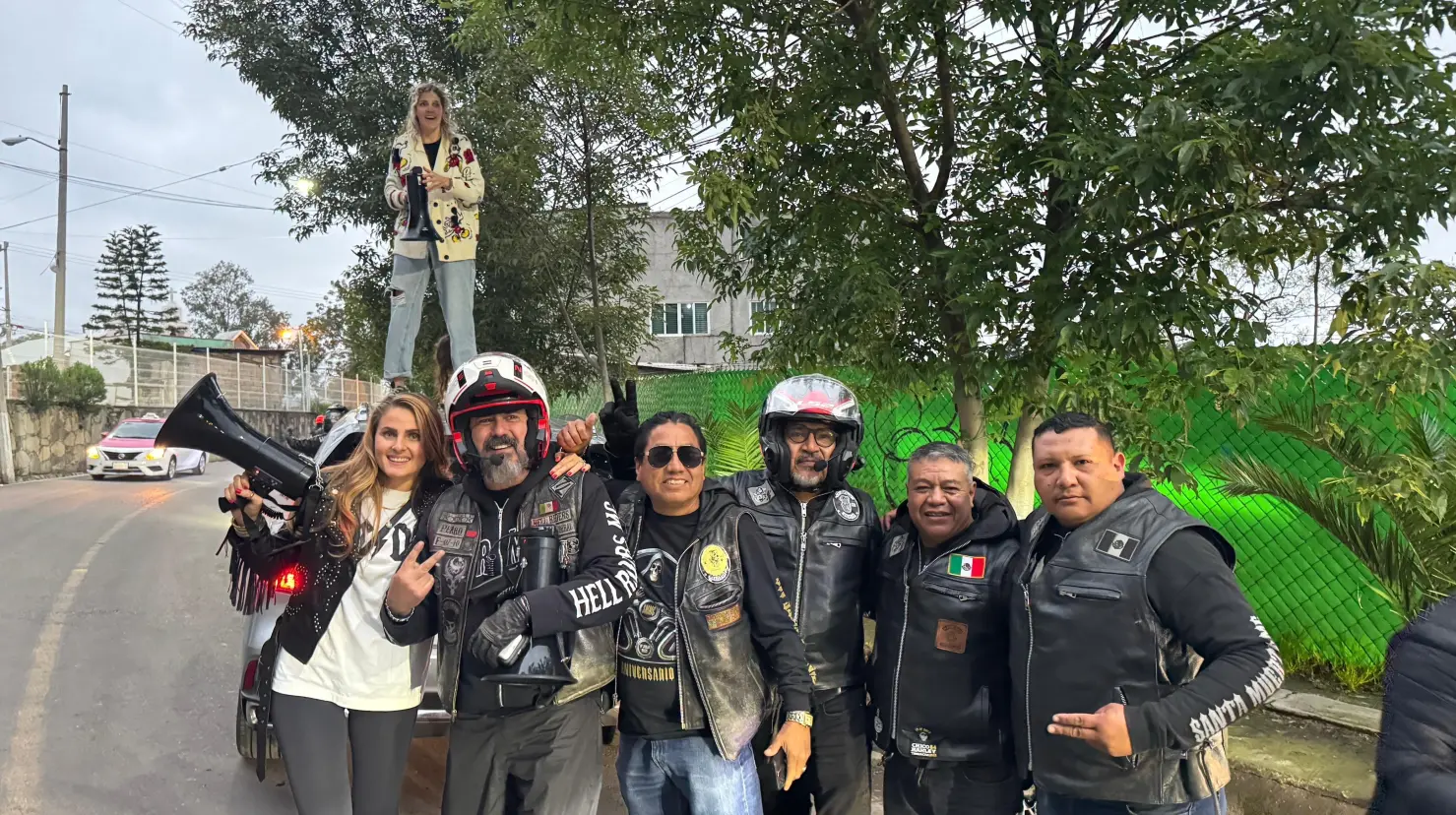 La esposa de Adrián Di Monte acudió junto con la actriz Natalia Alcocer y un club de motorizados a gritarle mensajes de apoyo al intérprete. Foto: Nayib Canaán
