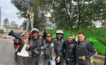 Esposa de Adrián Di Monte paraliza el tráfico con porras: VIDEO