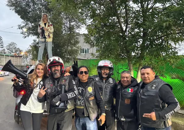 Esposa de Adrián Di Monte paraliza el tráfico con porras: VIDEO