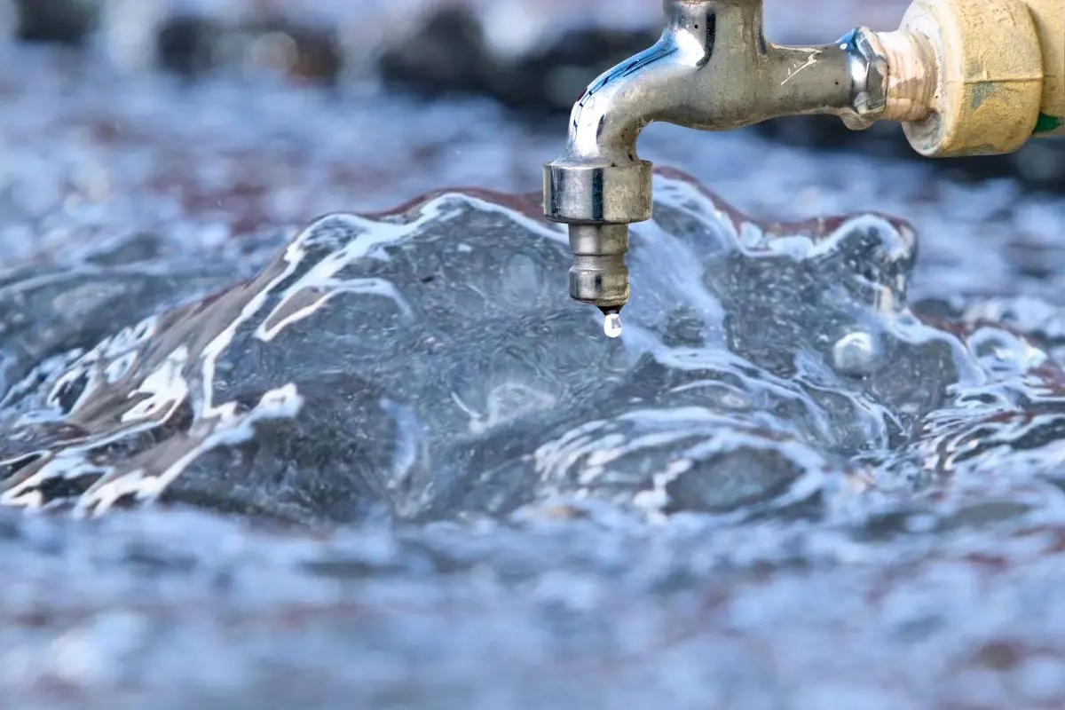 Agua, llave con gota de agua.   Foto: X(@AguaCapitalOrg) | Canva