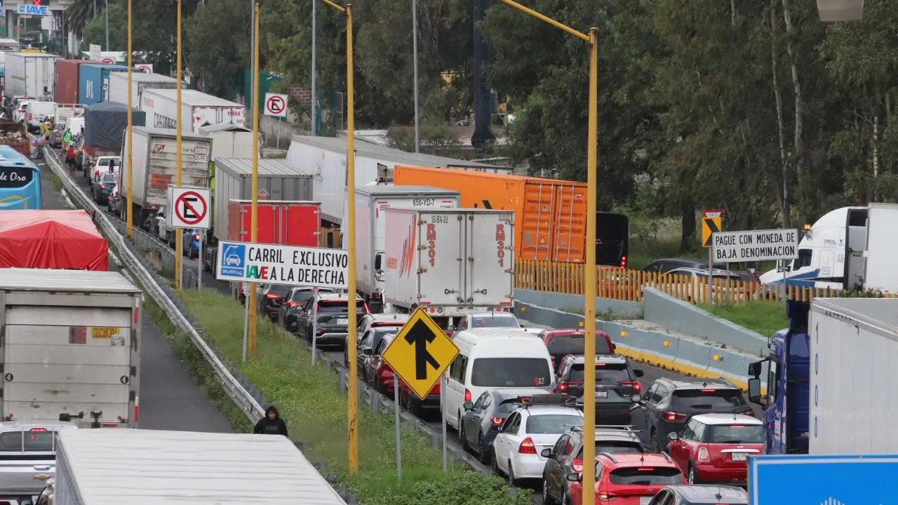 Bloquean autopista México-Puebla para denunciar malos tratos en penales del Edomex. Foto: POSTA