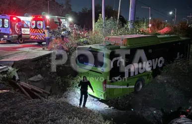 Camión de ruta 234 cae a canal en García y deja múltiples heridos