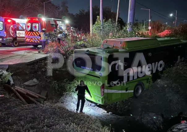 Camión de ruta 234 cae a canal en García y deja múltiples heridos