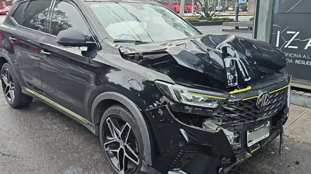 Camioneta de lujo choca contra un poste en Insurgentes, CDMX; conductor se da a la fuga