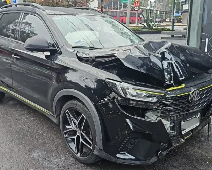 Camioneta de lujo choca contra un poste en Insurgentes, CDMX; conductor se da a la fuga