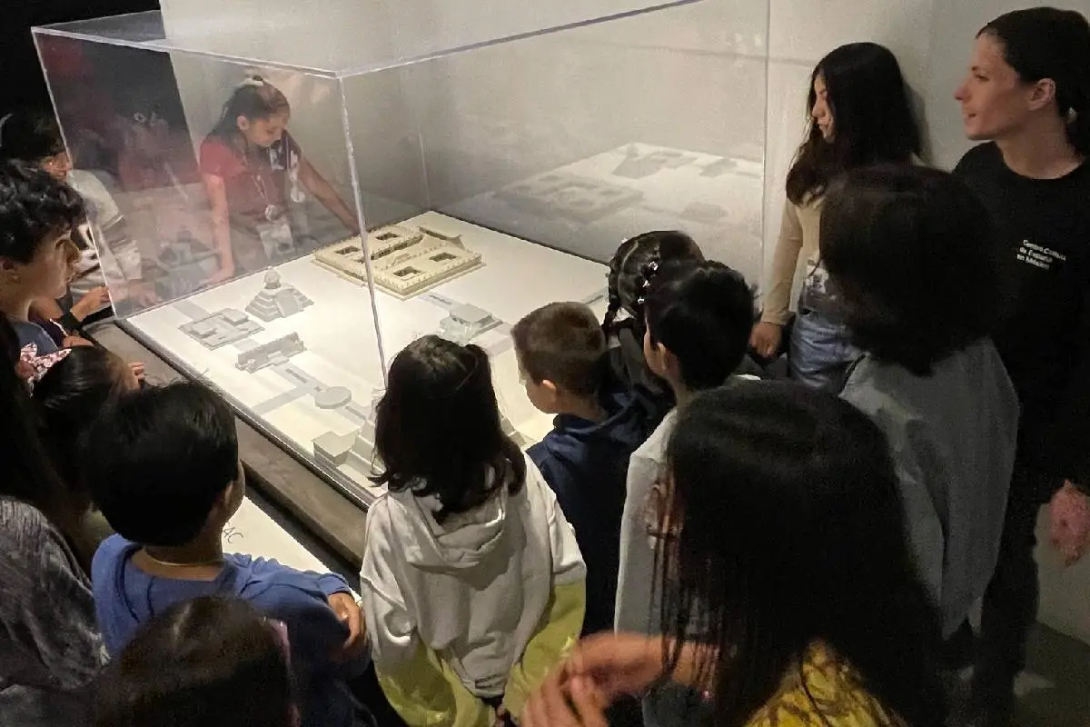 Niños y niñas mirando una maqueta de una exposición del CCEMx. Foto: X @ccemx