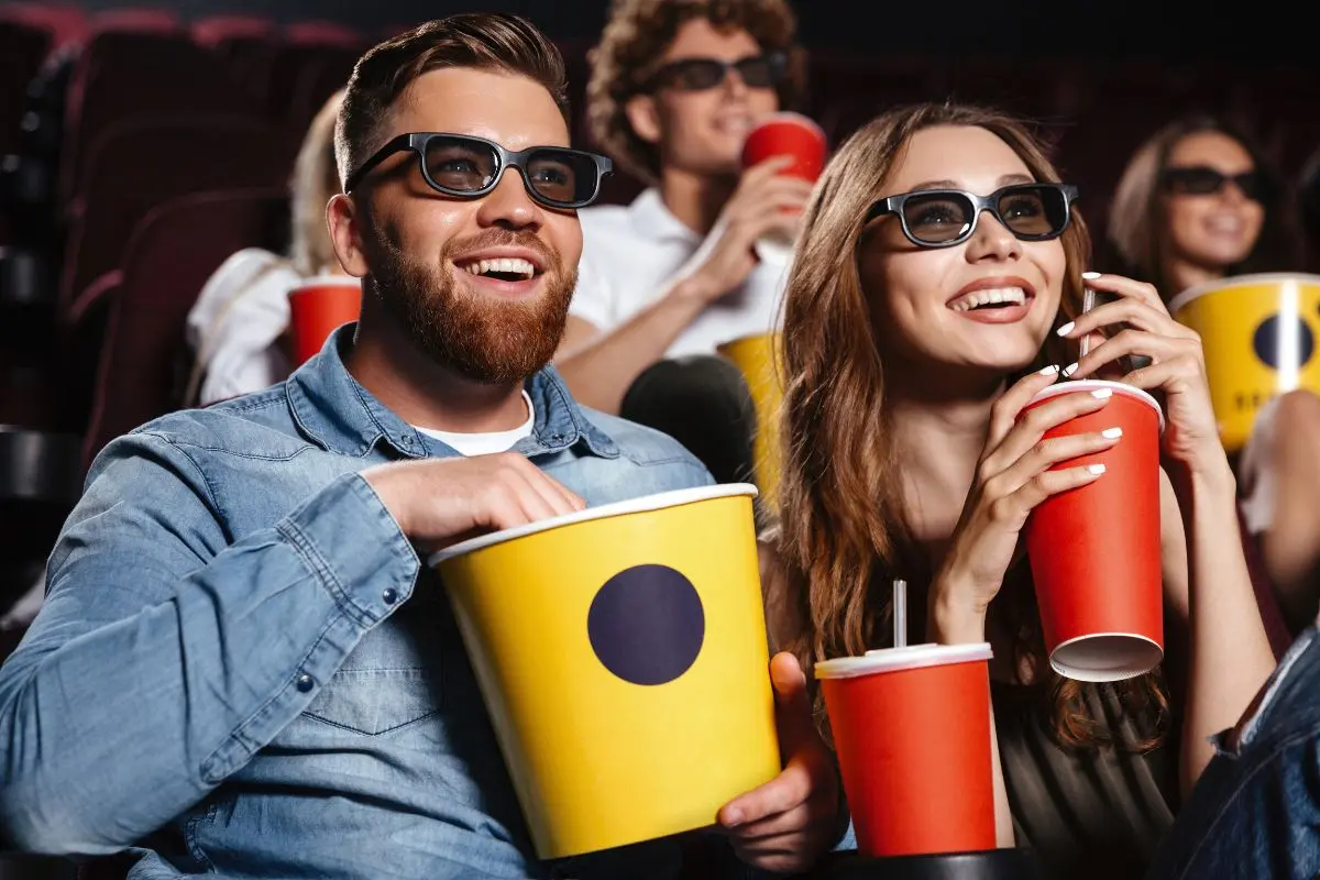 Mujer y hombre en el cine Foto: Canva