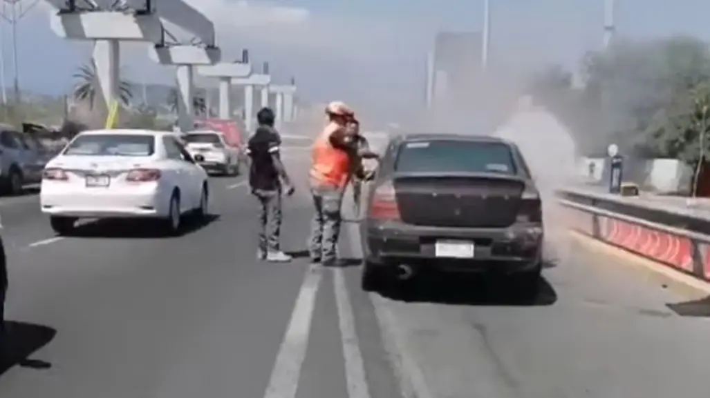 Vehículo se incendia frente a la Clínica 2 del IMSS; no se reportaron personas heridas