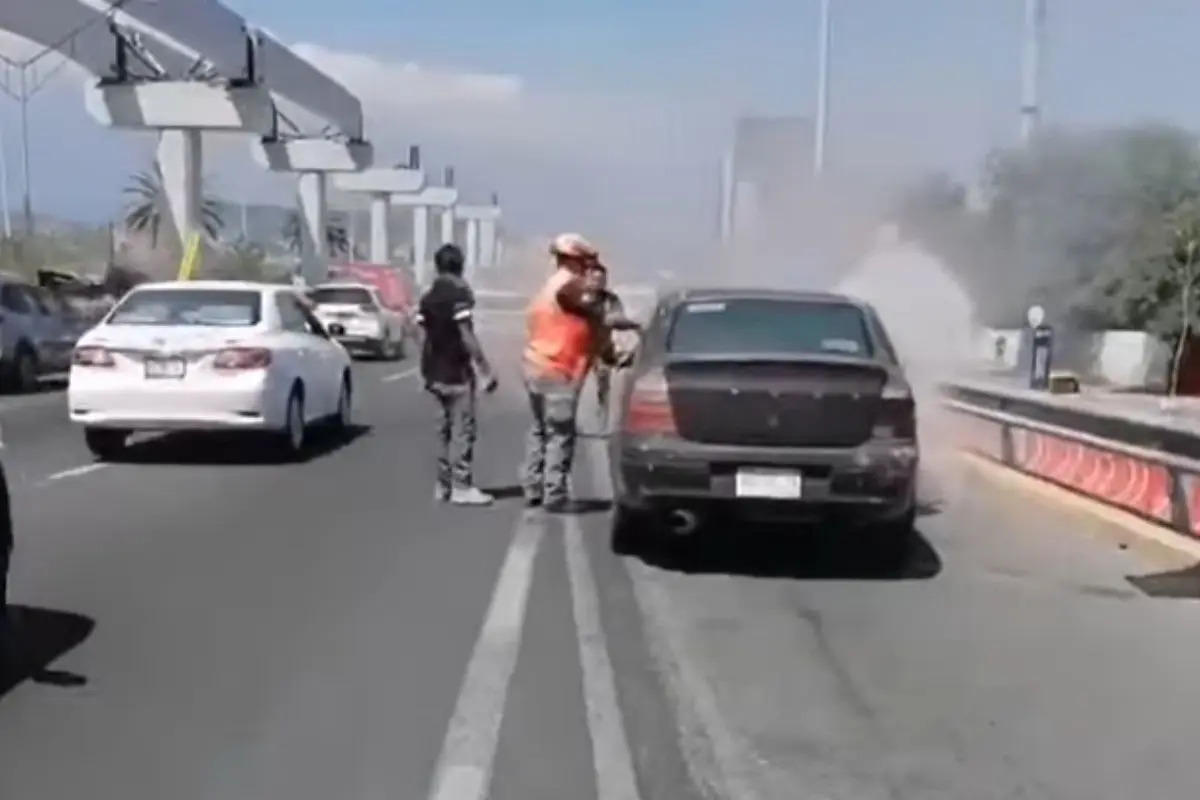 Vehículo incendiado en avenida Constitución Foto: facebook PCNL