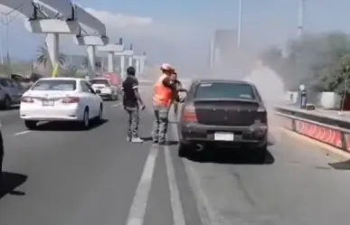 Vehículo se incendia frente a la Clínica 2 del IMSS; no se reportaron personas heridas