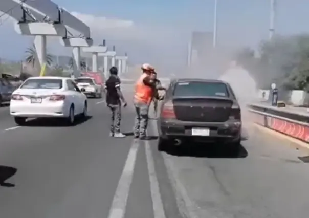 Vehículo se incendia frente a la Clínica 2 del IMSS; no se reportaron personas heridas