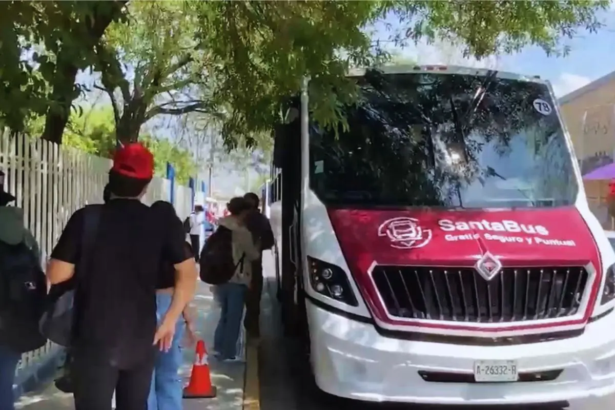 Alumnos subiendo al camión del Santa Bus Foto: Gobierno de Santa Catarina