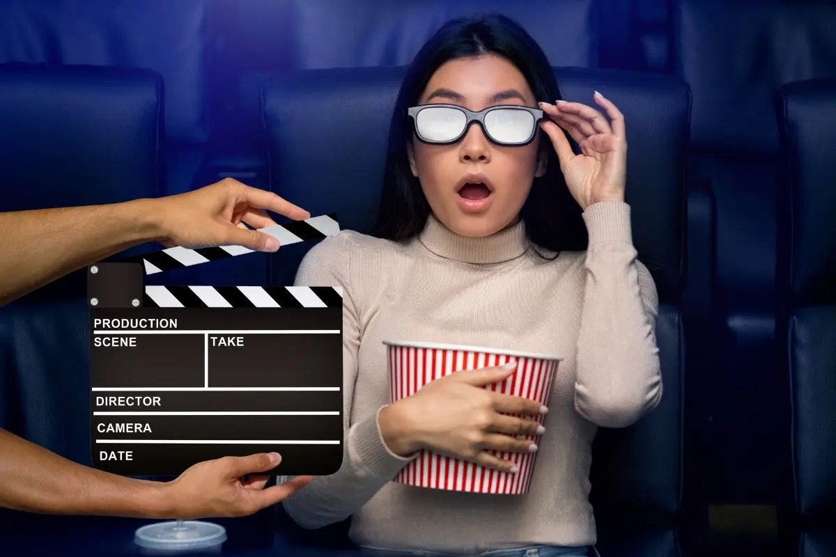 Mujer en el cine asombrada Foto: Canva