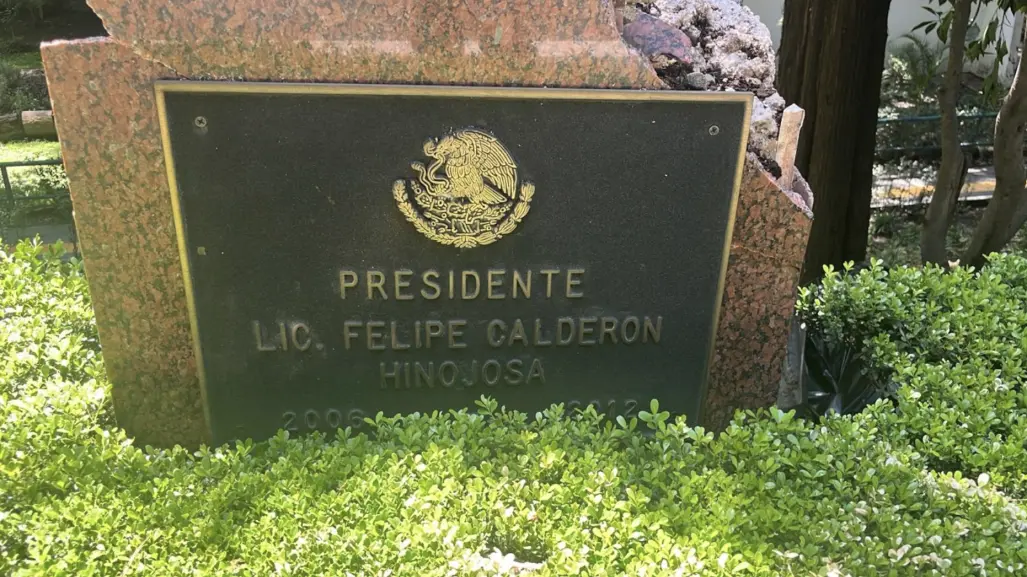 Se cae estatua de Felipe Calderón en Los Pinos