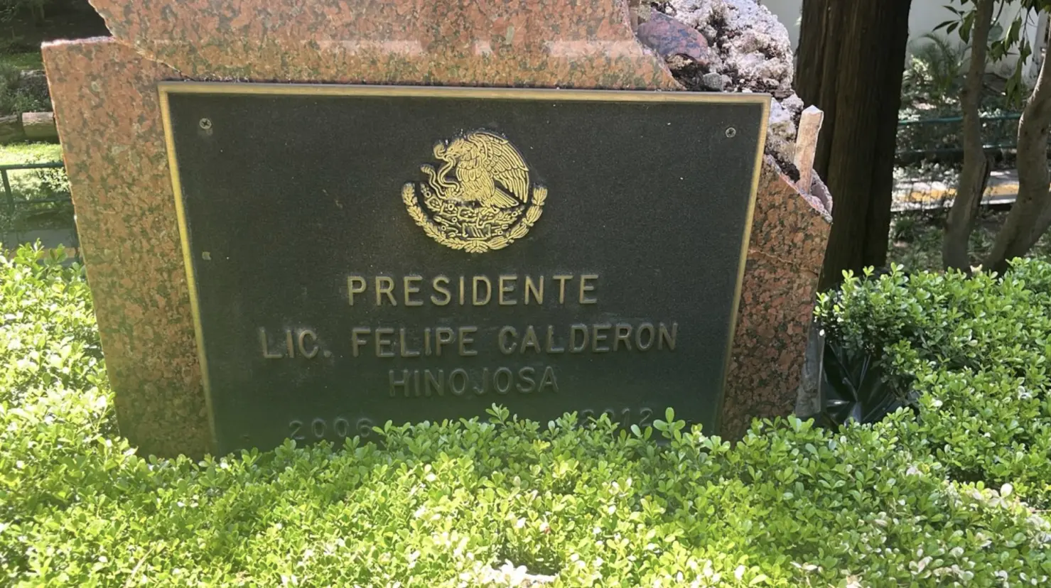 Lugar donde se encontraba la estatua de Felipe Calderón, ex presidente de México. Foto: @@Mike_Oviedo