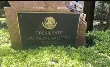 Se cae estatua de Felipe Calderón en Los Pinos