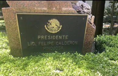 Se cae estatua de Felipe Calderón en Los Pinos
