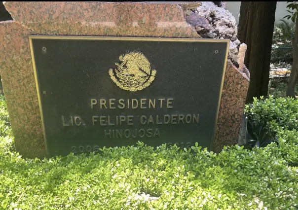 Se cae estatua de Felipe Calderón en Los Pinos