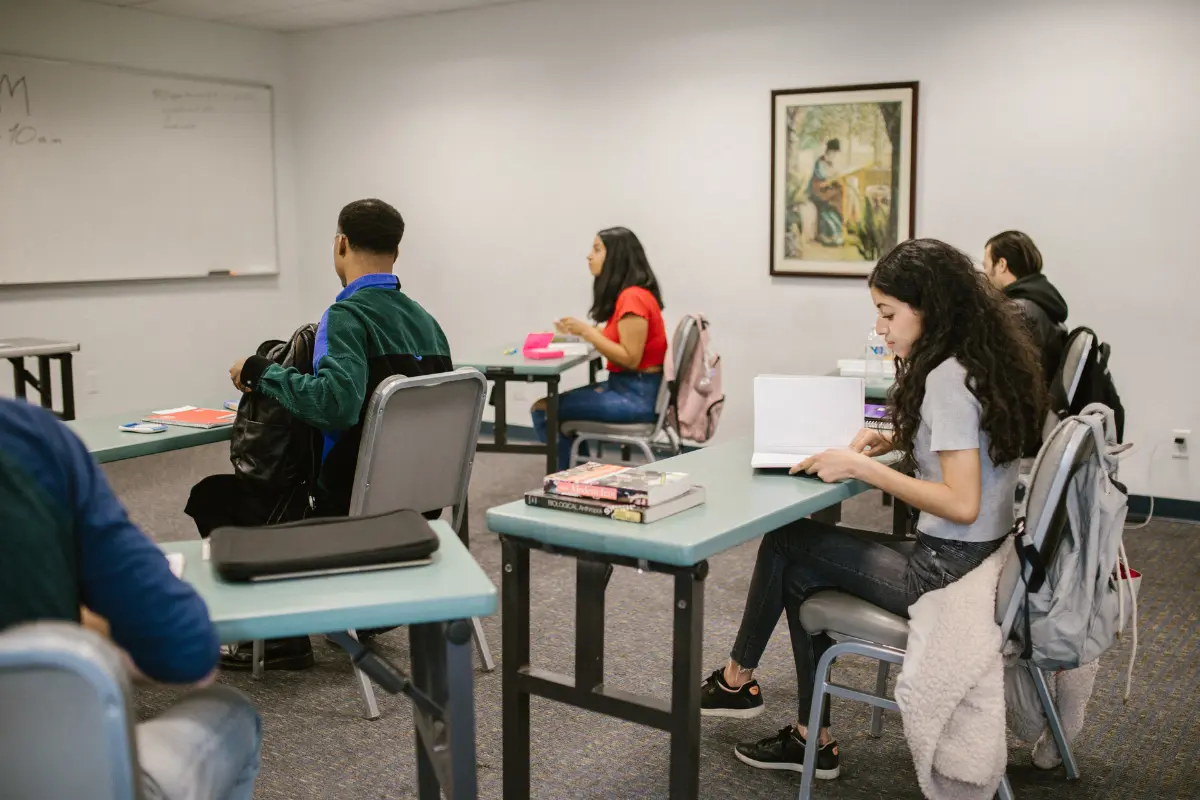 Grupo de estudiantes en el interior de un salón de clases. Foto: Canva
