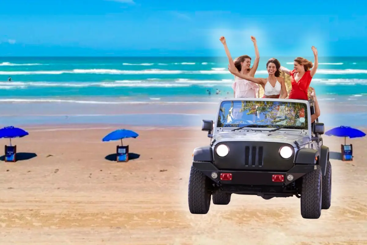 Una playa de fondo y un jeep con turistas. Foto: Canva