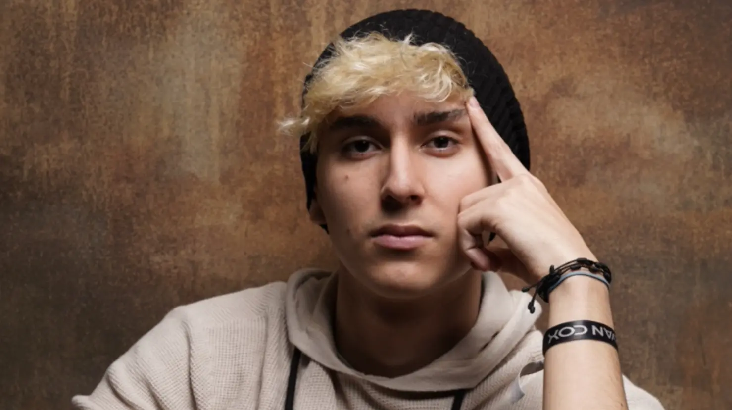 El cantante venezolano Ryan Cox aterriza en la escena mexicana con una propuesta musical fresca y a la vez profundamente nostálgica: “Amén al Rock”.