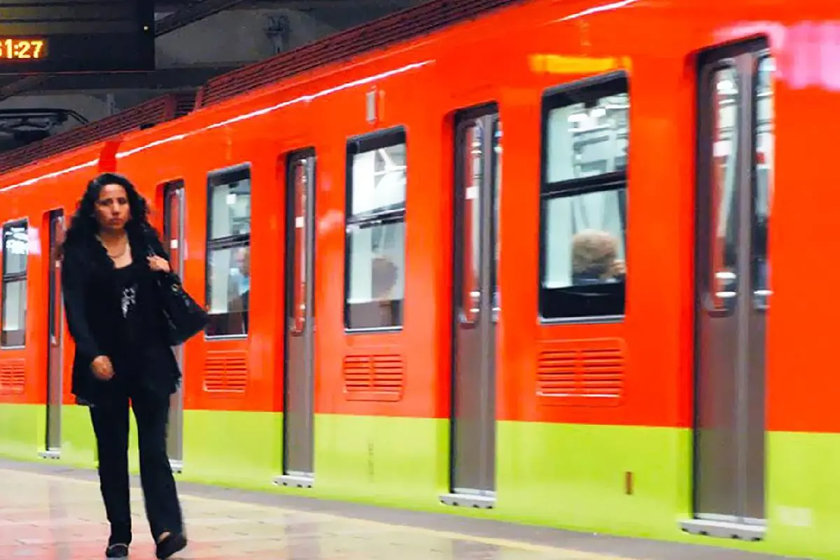 Mujer frente al Metro de la CDMX. Foto: X @MetroCDMX